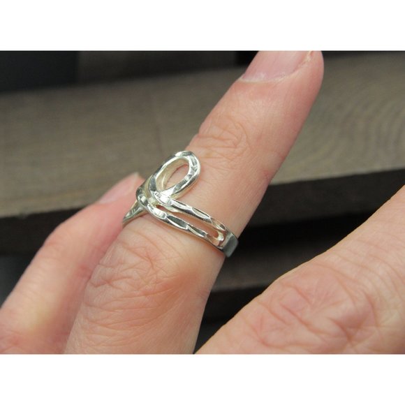 Size 4.5 Sterling Silver Diamond Cut Heart Love Band Ring - Picture 2 of 7